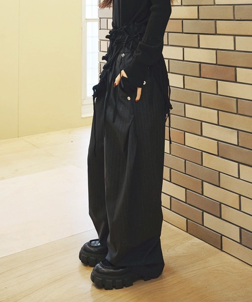 CONZ(コンズ)の「CURVE LEG TROUSERS(スラックス・レディース・グレイッシュベージュ/ストライプ/ブラック・1/2)」の13枚目の写真