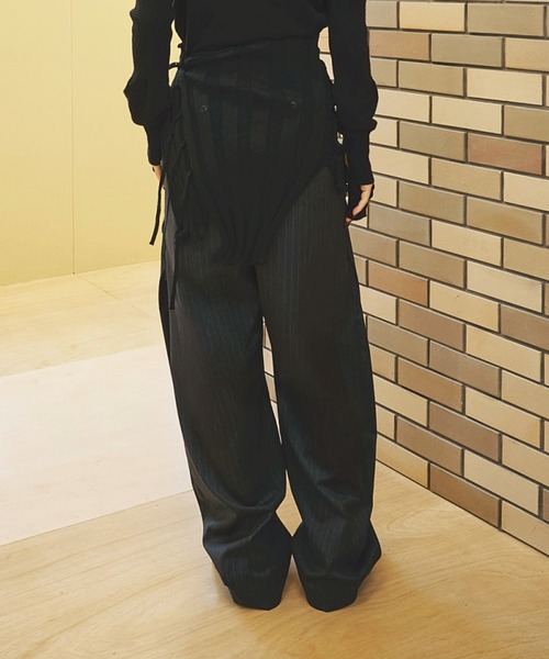 CONZ(コンズ)の「CURVE LEG TROUSERS(スラックス・レディース・グレイッシュベージュ/ストライプ/ブラック・1/2)」の12枚目の写真