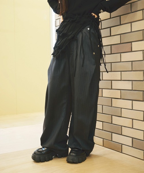 CONZ(コンズ)の「CURVE LEG TROUSERS(スラックス・レディース・グレイッシュベージュ/ストライプ/ブラック・1/2)」の11枚目の写真