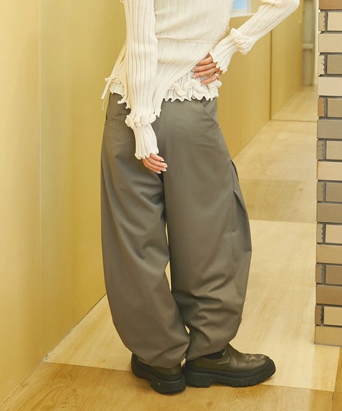 CONZ(コンズ)の「CURVE LEG TROUSERS(スラックス・レディース・グレイッシュベージュ/ストライプ/ブラック・1/2)」の6枚目の写真