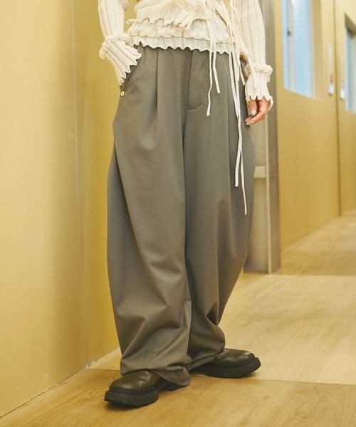 CONZ(コンズ)の「CURVE LEG TROUSERS(スラックス・レディース・グレイッシュベージュ/ストライプ/ブラック・1/2)」の10枚目の写真