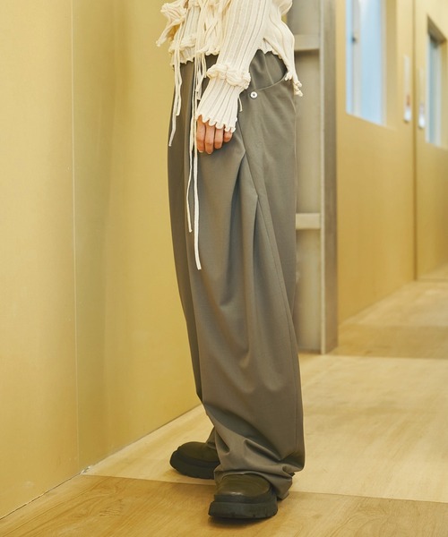 CONZ(コンズ)の「CURVE LEG TROUSERS(スラックス・レディース・グレイッシュベージュ/ストライプ/ブラック・1/2)」の4枚目の写真