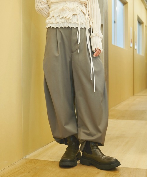 CONZ(コンズ)の「CURVE LEG TROUSERS(スラックス・レディース・グレイッシュベージュ/ストライプ/ブラック・1/2)」の8枚目の写真