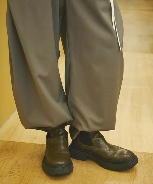 CONZ(コンズ)の「CURVE LEG TROUSERS(スラックス・レディース・グレイッシュベージュ/ストライプ/ブラック・1/2)」の9枚目の写真