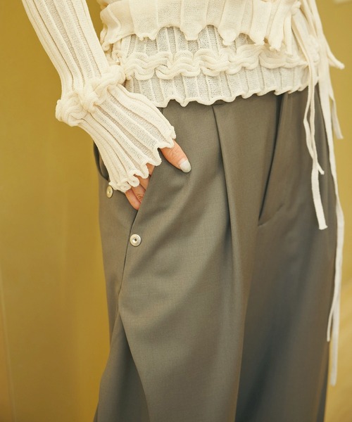 CONZ(コンズ)の「CURVE LEG TROUSERS(スラックス・レディース・グレイッシュベージュ/ストライプ/ブラック・1/2)」の5枚目の写真