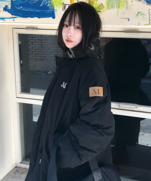 MUCENT（ムセント）の「ベルノサイドレザーフィッシュテールケーパーカー ロングダウン 男女共用 (2カラー)（ミリタリージャケット・レディース・ブラック/カーキ・FREE）」の3枚目の写真