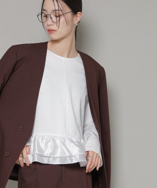 NANO universe（ナノユニバース）の「ダンボールカットサテンペプラムトップス（Tシャツ/カットソー・レディース・ホワイト/ブラック/ブルー・FREE）」の2枚目の写真