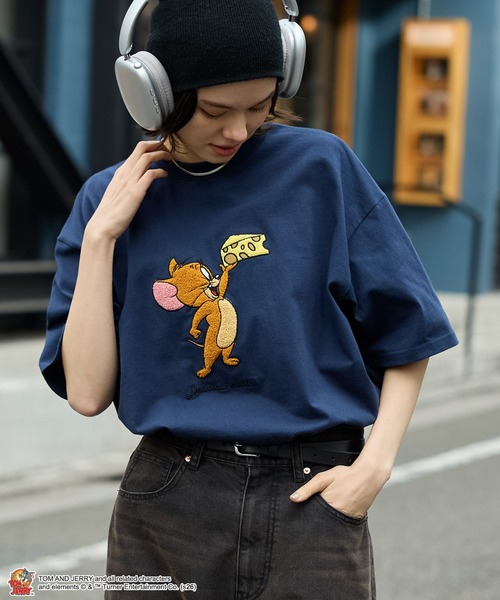 Tom&Jerry(トムアンドジェリー)の「【TOM and JERRY】別注 ヴィンテージデザイン プリント 刺繍 オーバーサイズ 半袖Tシャツ(Tシャツ/カットソー・レディース・ワイン系/オフホワイト/ネイビー/スミクロ/ブラック系・L/M)」の4枚目の写真