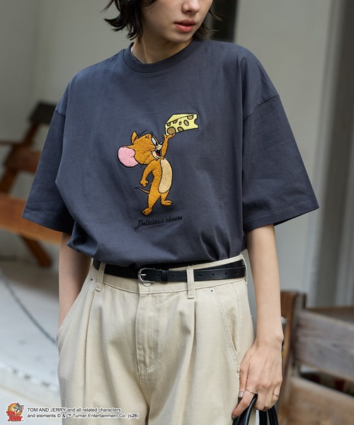 Tom&Jerry(トムアンドジェリー)の「【TOM and JERRY】別注 ヴィンテージデザイン プリント 刺繍 オーバーサイズ 半袖Tシャツ(Tシャツ/カットソー・レディース・ワイン系/オフホワイト/ネイビー/スミクロ/ブラック系・L/M)」の2枚目の写真