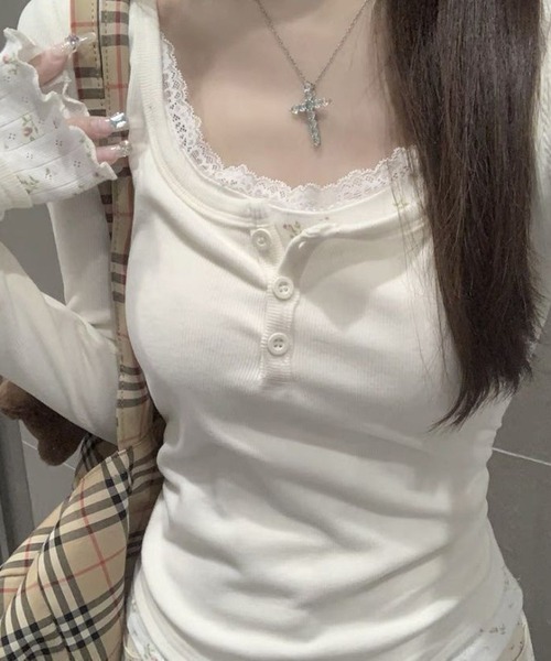 Nia(ニア)の「Nia(ニア)/レイヤード風レース長袖カットソー(Tシャツ/カットソー・レディース・ホワイト/ピンク・SMALL/MEDIUM)」の3枚目の写真