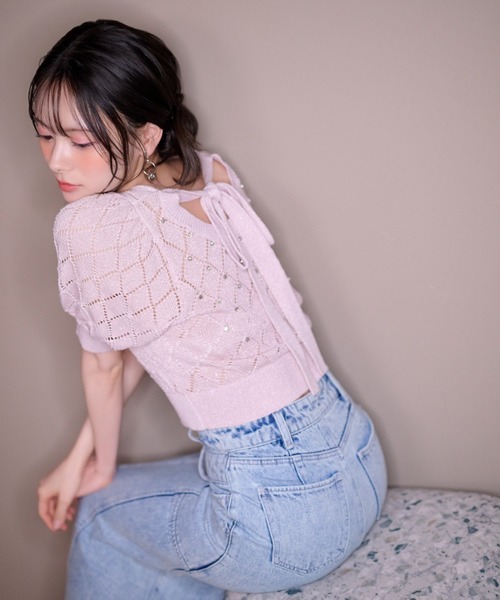 rienda(リエンダ)の「【AKB48 伊藤百花さん着用】ビジュー付きバックリボンニットトップス 春服(ニット/セーター・レディース・ブルー/ブラック/ホワイト/ピンク・FREE)」の1枚目の写真