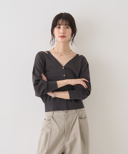 Rouge vif（ルージュヴィフ）の「ネックスリットVネックシアーカーディガン/ニット（カーディガン/ボレロ・レディース・グレー/オフホワイト/グリーン・フリー）」の9枚目の写真