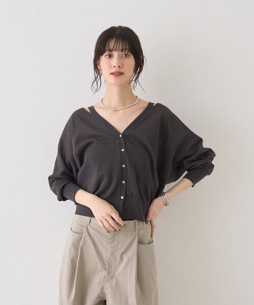 Rouge vif（ルージュヴィフ）の「ネックスリットVネックシアーカーディガン/ニット（カーディガン/ボレロ・レディース・グレー/オフホワイト/グリーン・フリー）」の10枚目の写真