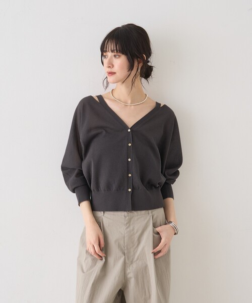 Rouge vif（ルージュヴィフ）の「ネックスリットVネックシアーカーディガン/ニット（カーディガン/ボレロ・レディース・グレー/オフホワイト/グリーン・フリー）」の11枚目の写真