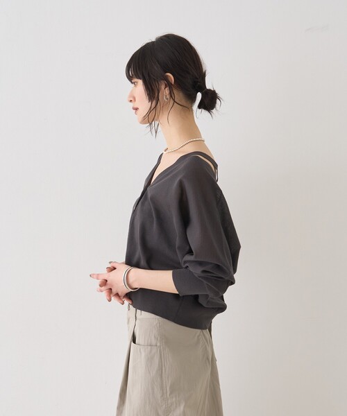 Rouge vif（ルージュヴィフ）の「ネックスリットVネックシアーカーディガン/ニット（カーディガン/ボレロ・レディース・グレー/オフホワイト/グリーン・フリー）」の12枚目の写真