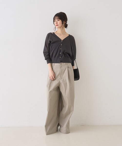 Rouge vif(ルージュヴィフ)の「ネックスリットVネックシアーカーディガン/ニット(カーディガン/ボレロ・レディース・グレー/オフホワイト/グリーン・フリー)」の4枚目の写真