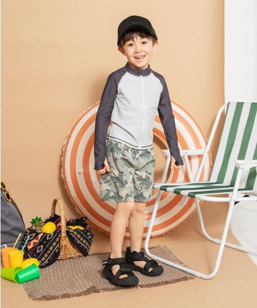 BRANSHES（ブランシェス）の「【水着 / SWIM】長袖ラッシュガード＆サーフパンツセット（水着・キッズ・チャコールグレー/ブルー・120/100/110/90）」の14枚目の写真