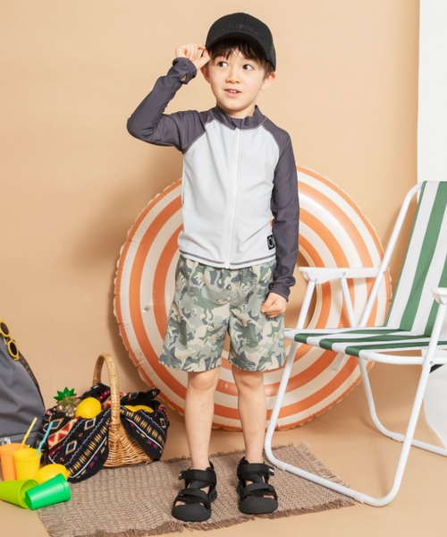 BRANSHES（ブランシェス）の「【水着 / SWIM】長袖ラッシュガード＆サーフパンツセット（水着・キッズ・チャコールグレー/ブルー・120/100/110/90）」の2枚目の写真