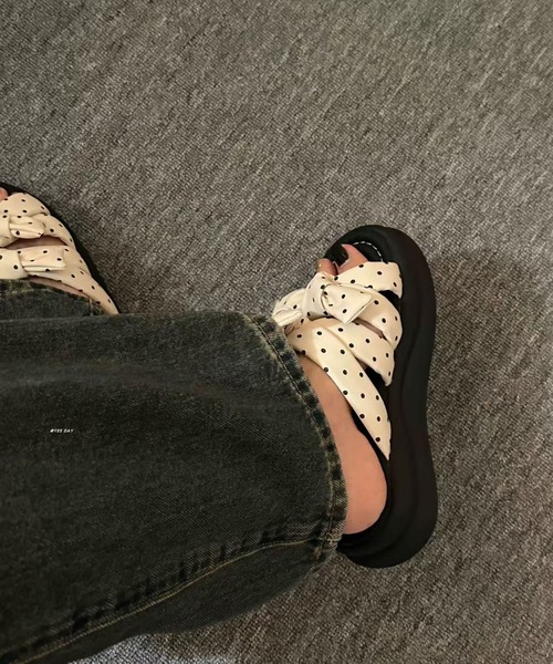 AsRiRe（アスリレイ）の「26ss ドット柄ダブルリボン厚底サンダル（サンダル・レディース・ブラック/ホワイト・L/M/S）」の9枚目の写真