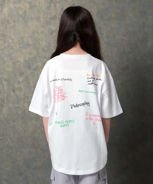 THE CASUAL(カジュアル)の「グラフィックプリント オーバーサイズ Tシャツ(Tシャツ/カットソー・キッズ・チャコール/ブラック系その他/ホワイト系その他/杢グレー/ブラック/オフホワイト・150cm/140cm/130cm/120cm/110cm/160cm)」の3枚目の写真