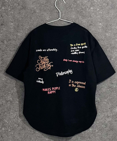THE CASUAL(カジュアル)の「グラフィックプリント オーバーサイズ Tシャツ(Tシャツ/カットソー・キッズ・チャコール/ブラック系その他/ホワイト系その他/杢グレー/ブラック/オフホワイト・150cm/140cm/130cm/120cm/110cm/160cm)」の5枚目の写真