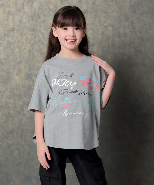 THE CASUAL(カジュアル)の「グラフィックプリント オーバーサイズ Tシャツ(Tシャツ/カットソー・キッズ・チャコール/ブラック系その他/ホワイト系その他/杢グレー/ブラック/オフホワイト・150cm/140cm/130cm/120cm/110cm/160cm)」の1枚目の写真