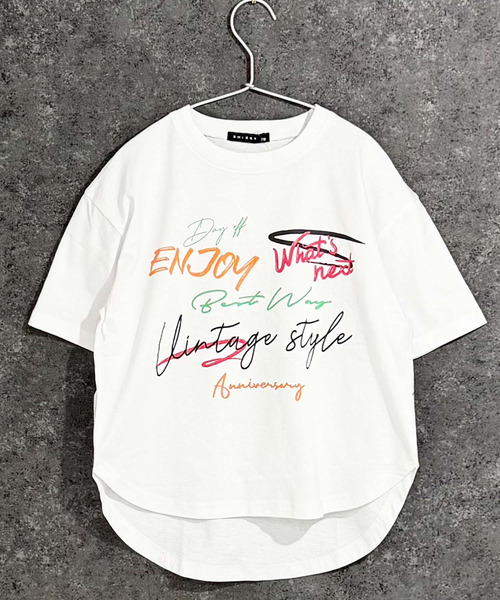 THE CASUAL(カジュアル)の「グラフィックプリント オーバーサイズ Tシャツ(Tシャツ/カットソー・キッズ・チャコール/ブラック系その他/ホワイト系その他/杢グレー/ブラック/オフホワイト・150cm/140cm/130cm/120cm/110cm/160cm)」の2枚目の写真