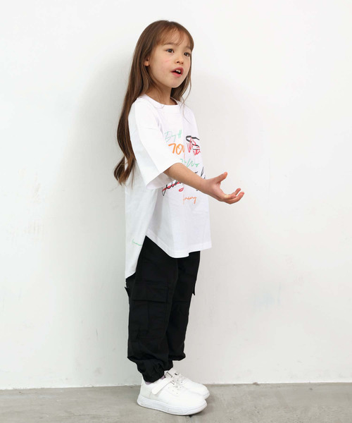 THE CASUAL(カジュアル)の「グラフィックプリント オーバーサイズ Tシャツ(Tシャツ/カットソー・キッズ・チャコール/ブラック系その他/ホワイト系その他/杢グレー/ブラック/オフホワイト・150cm/140cm/130cm/120cm/110cm/160cm)」の20枚目の写真