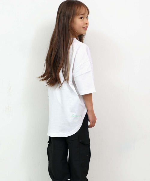 THE CASUAL(カジュアル)の「グラフィックプリント オーバーサイズ Tシャツ(Tシャツ/カットソー・キッズ・チャコール/ブラック系その他/ホワイト系その他/杢グレー/ブラック/オフホワイト・150cm/140cm/130cm/120cm/110cm/160cm)」の21枚目の写真