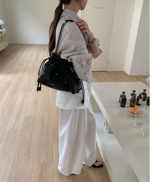 NoBelle(ノベル)の「フェイクレザーチェーンバック 肩掛けショルダーバック/ミニ巾着バック ミニポーチ付き(ハンドバッグ・レディース・ブラウン/ホワイト/ブラック・FREE)」の12枚目の写真