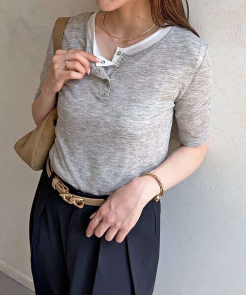 Thevon(ゼボン)の「シアーリブヘンリーネック5分袖プルオーバー(Tシャツ/カットソー・レディース・ピンク/オフホワイト/グレー/サックスブルー・FREE)」の3枚目の写真