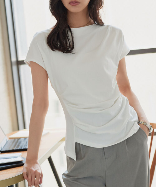 KOBE LETTUCE(コウベレタス)の「接触冷感・UVカット選べるドレープトップス(Tシャツ/カットソー・レディース・ブラック系/サックスブルー/ベージュ系/ホワイト系/ベージュ/オフホワイト/サックスブルー系/ブラック/アイボリー系/アイボリー/アイボリー系2/アイボリー系1・M1/M)」の1枚目の写真