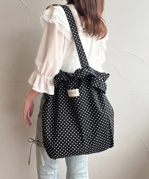 apres jour（アプレジュール）の「【apres jour×ARIAZ】ドット柄フリルトートバッグ（トートバッグ・レディース・ブラック/アイボリー・FREE）」の2枚目の写真