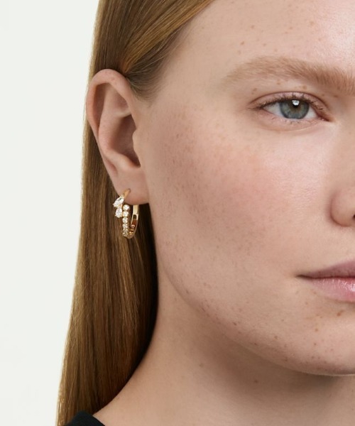 SWAROVSKI（スワロフスキー）の「【公式】【スワロフスキー】Mesmera フープピアス, ミックスカット, ホワイト, 18Kゴールドコーティング（ピアス（両耳用）・レディース・ゴールド系・ONE SIZE）」の2枚目の写真
