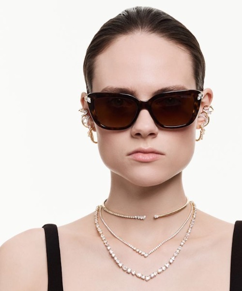 SWAROVSKI（スワロフスキー）の「【公式】【スワロフスキー】Mesmera フープピアス, ミックスカット, ホワイト, 18Kゴールドコーティング（ピアス（両耳用）・レディース・ゴールド系・ONE SIZE）」の6枚目の写真