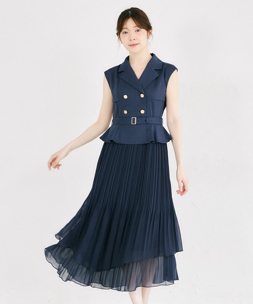 tocco closet(トッコ クローゼット)の「イレヘムプリーツスカートドッキングトレンチライクワンピース(ワンピース・レディース・ベージュ/ネイビー・M)」の2枚目の写真