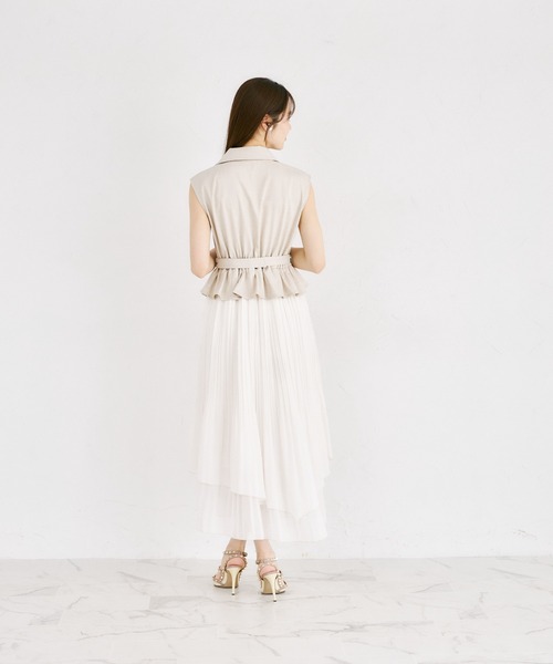 tocco closet(トッコ クローゼット)の「イレヘムプリーツスカートドッキングトレンチライクワンピース(ワンピース・レディース・ベージュ/ネイビー・M)」の6枚目の写真
