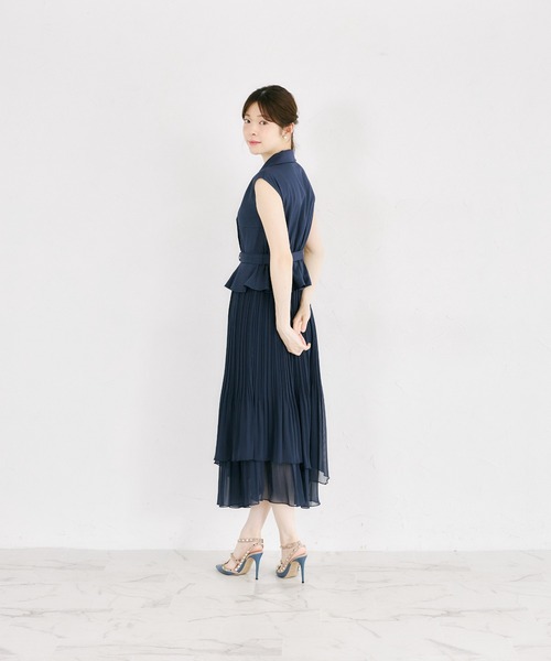 tocco closet(トッコ クローゼット)の「イレヘムプリーツスカートドッキングトレンチライクワンピース(ワンピース・レディース・ベージュ/ネイビー・M)」の16枚目の写真