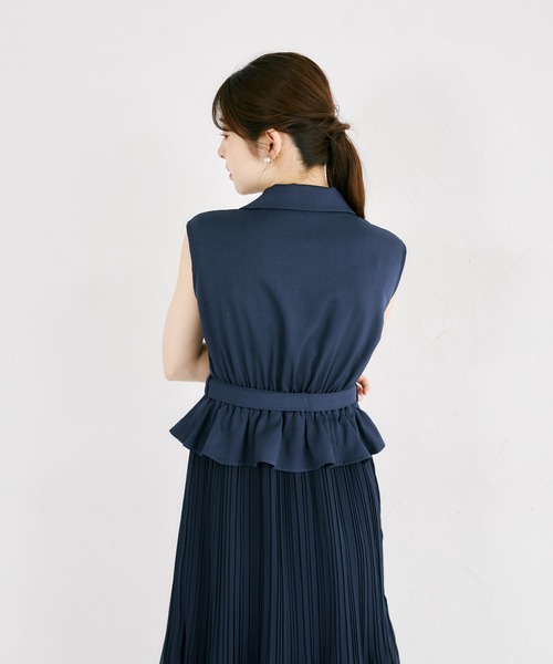 tocco closet(トッコ クローゼット)の「イレヘムプリーツスカートドッキングトレンチライクワンピース(ワンピース・レディース・ベージュ/ネイビー・M)」の22枚目の写真