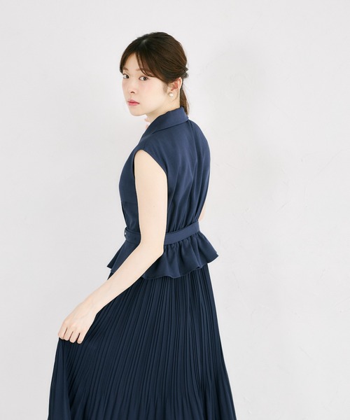 tocco closet(トッコ クローゼット)の「イレヘムプリーツスカートドッキングトレンチライクワンピース(ワンピース・レディース・ベージュ/ネイビー・M)」の21枚目の写真