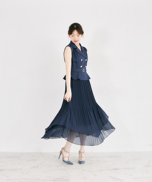 tocco closet(トッコ クローゼット)の「イレヘムプリーツスカートドッキングトレンチライクワンピース(ワンピース・レディース・ベージュ/ネイビー・M)」の14枚目の写真