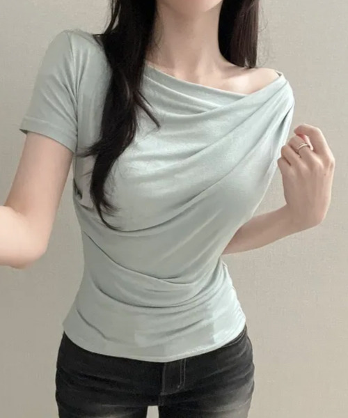 VIVID LADY(ビビッドレディー)の「アシンメトリードレープネック 半袖トップス(Tシャツ/カットソー・レディース・ベージュ/ミント/ブラック/ホワイト・FREE)」の4枚目の写真