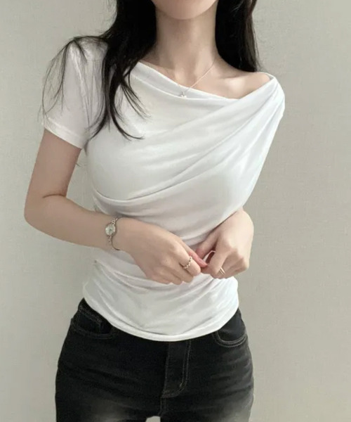 VIVID LADY(ビビッドレディー)の「アシンメトリードレープネック 半袖トップス(Tシャツ/カットソー・レディース・ベージュ/ミント/ブラック/ホワイト・FREE)」の7枚目の写真