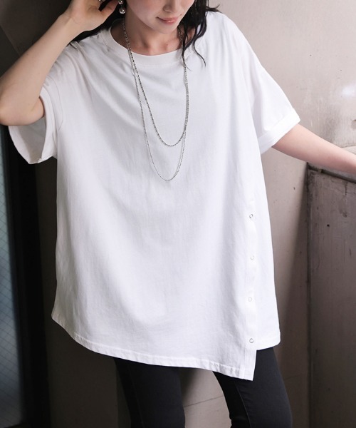 HUG.U(ハグユー)の「アシメスリットオーバーサイズTシャツ(Tシャツ/カットソー・レディース・ホワイト/ブラック・FREE)」の8枚目の写真