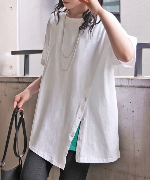 HUG.U(ハグユー)の「アシメスリットオーバーサイズTシャツ(Tシャツ/カットソー・レディース・ホワイト/ブラック・FREE)」の7枚目の写真