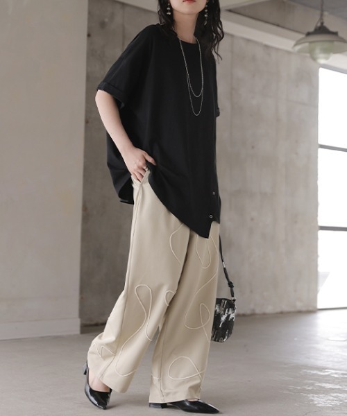 HUG.U(ハグユー)の「アシメスリットオーバーサイズTシャツ(Tシャツ/カットソー・レディース・ホワイト/ブラック・FREE)」の3枚目の写真