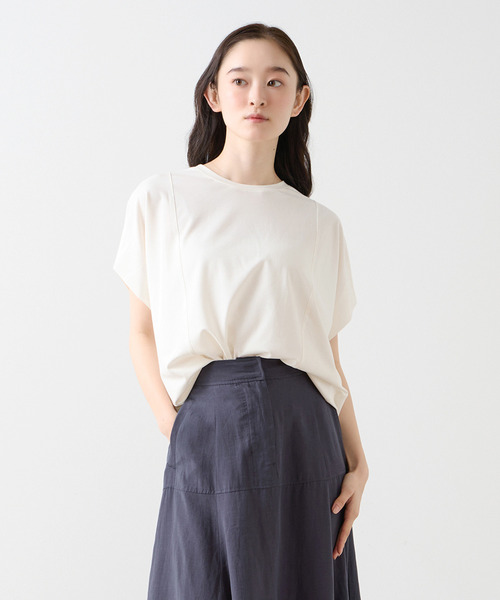 LOGEMENT DE CLAIRE(ロジュモンドクレール)の「タックショルダーラウンドヘムプルオーバー(Tシャツ/カットソー・レディース・ブラック/オフホワイト/チャコールグレー/カーキ・FREE)」の1枚目の写真