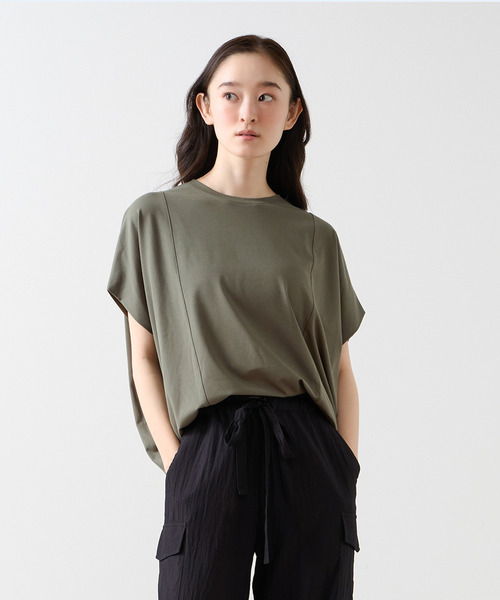 LOGEMENT DE CLAIRE(ロジュモンドクレール)の「タックショルダーラウンドヘムプルオーバー(Tシャツ/カットソー・レディース・ブラック/オフホワイト/チャコールグレー/カーキ・FREE)」の4枚目の写真