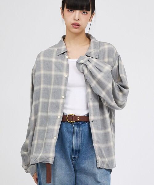 REMI RELIEF(レミレリーフ)の「【REMI RELIEF / レミレリーフ】レーヨンオンブレーチェックシャツ(シャツ/ブラウス・レディース・グレー/ブラック・フリー)」の2枚目の写真