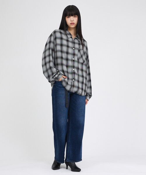 REMI RELIEF(レミレリーフ)の「【REMI RELIEF / レミレリーフ】レーヨンオンブレーチェックシャツ(シャツ/ブラウス・レディース・グレー/ブラック・フリー)」の4枚目の写真